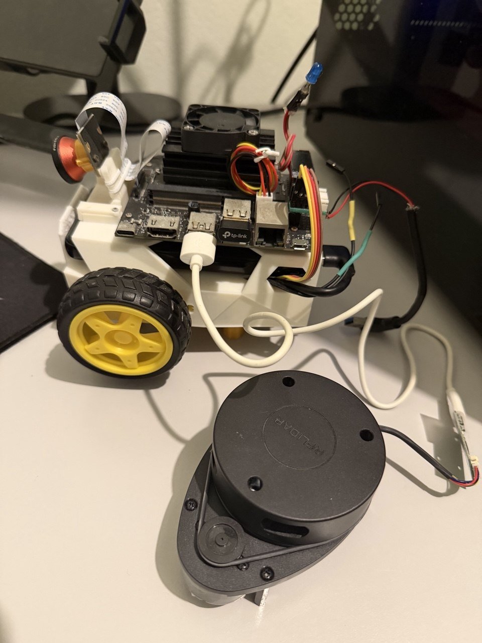 JetBot's ports and wiring, with an RPLIDAR sensor in front